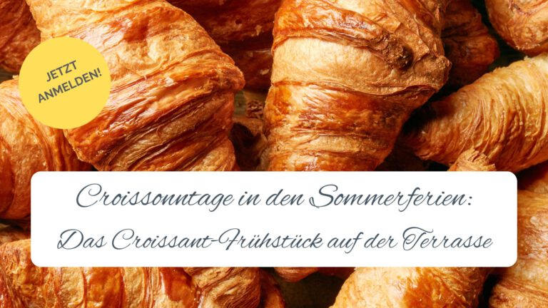 Gäste genießen entspannt ihr Croissant-Frühstück auf der Sonnenterrasse des Burgcafé Haus Graven in Langenfeld.