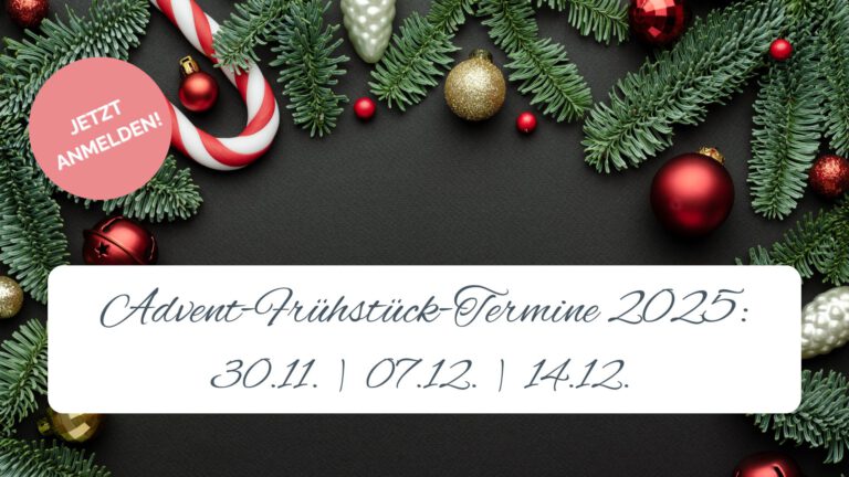 Festlich gedeckter Frühstückstisch beim Advent-Frühstück im Burgcafé Langenfeld auf der Wasserburg – gemütliche Atmosphäre in der Adventszeit.